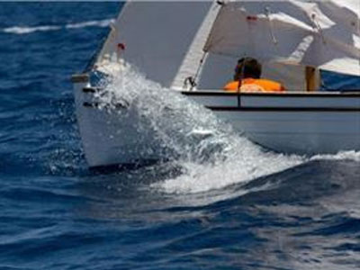 Σκάφος έπεσε σε βράχια στο λιμάνι των Χανίων